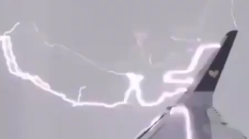 Удар молнии в самолет сняли на видео из салона