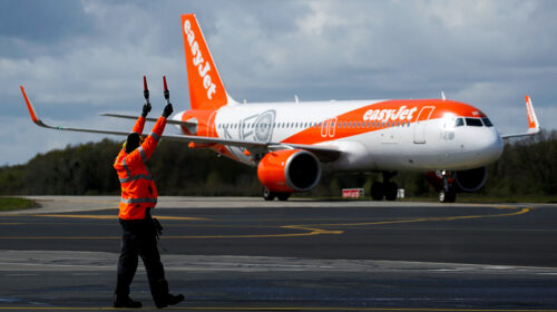 Пилоты самолета easyJet совершили экстренную посадку, а затем улетели без пассажиров