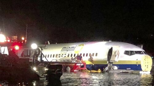 Boeing 737 с 136 пассажирами выкатился в воду во Флориде.