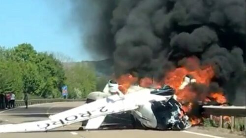 На трассе в Уэльсе самолет совершая аварийную посадку на трассу зацепился за отбойник и загорелся.