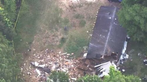 В США легкомоторный самолет упал на жилой дом,  убив хозяина. Видео с места