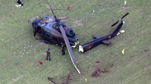 В Японии вертолет совершил жесткую посадку и разломился на части.