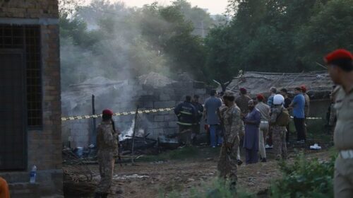 В Пакистане военный самолет врезался в жилые дома: погибли и ранены десятки людей. (Видео)