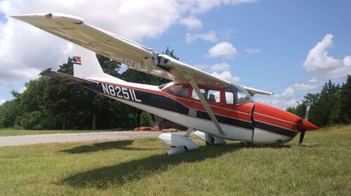 В США легкомоторный самолет после крушения остановился у входа в гольф клуб