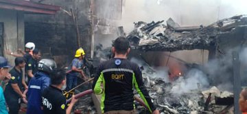На Филиппинах самолет упал на зону отдыха.