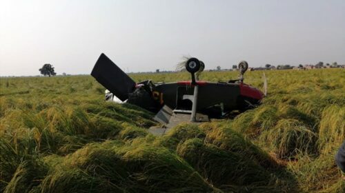 В Пакистане учебный самолет аварийно сел и перевернулся в рисовом поле.