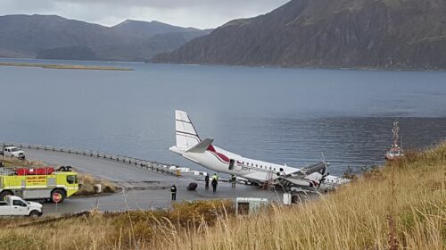 На Аляске самолет зашел на посадку только со второго раза и выкатился за пределы ВПП