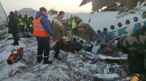 В Алма-Аты Fokker-100 при взлете потерял высоту и пробил бетонное ограждение: выжили 60 человек