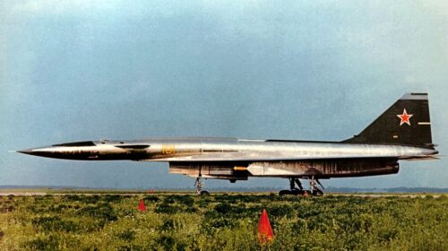 22 августа 1972 года впервые поднялся в небо советский бомбардировщик-ракетоносец Т-4 (он же «изделие 100», он же «сотка»)