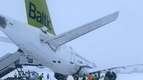 Airbus A220-300 airBaltic застрял в снегу после посадки в Риге