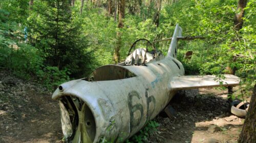 В лесу, возле минского музея авиационной техники, лежат останки МиГ-15УТИ