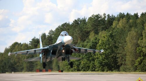 Белорусские военные лётчики отработали посадку на АУД под Ивацевичами