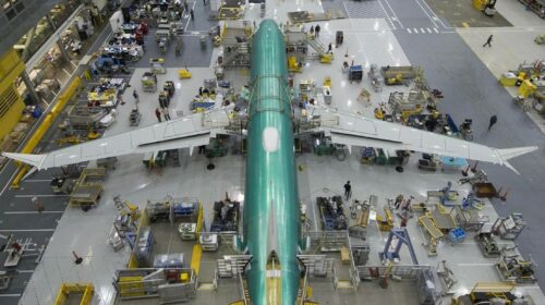 Boeing в четверг остановит производство