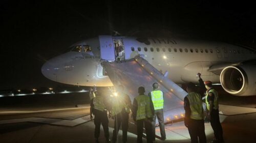 Пассажир открыл дверь самолёта перед вылетом