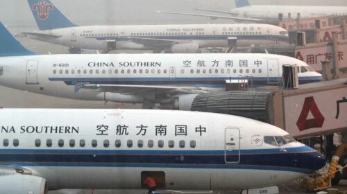 В Китае мужчина бросил монеты в двигатель самолета «на удачу». Рейс задержали на четыре часа.