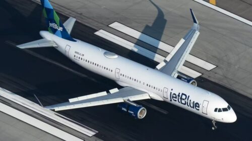 Пассажирка требует от JetBlue $170.000 после того, как она сломала себе ногу запутавшись в ремне безопасности