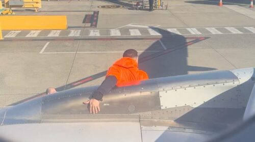 Пассажир Jetstar устроил переполох, выйдя на крыло самолёта после посадки