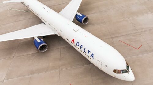 езбилетный пассажир на рейсе Delta в Париж