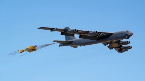 Необычный инцидент с B-52: самопроизвольное раскрытие тормозного парашюта зафиксировано на видео
