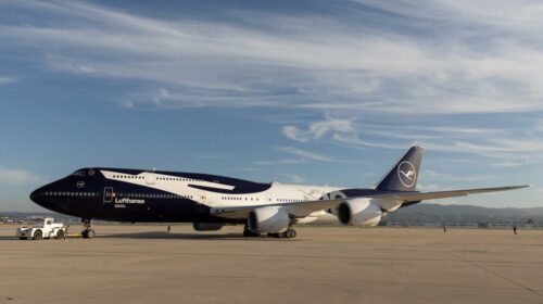 Королева в синем: Lufthansa отмечает 100-летие специальной ливрее на Boeing 747-8
