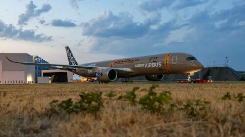 Airbus показал первый окрашенный A350F — в виде летающей посылки