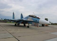На белорусский Су-30СМ подвесили бомбу с УМПК?