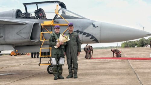 Королева Таиланда впервые самостоятельно полетела на Gripen
